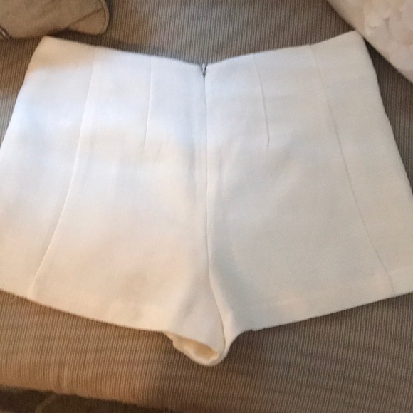 White shorts with gold zipper - Picture 3 of 3